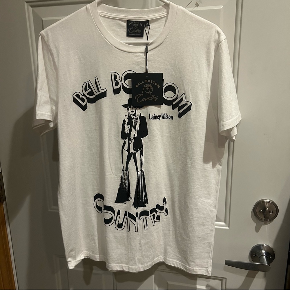 NWT LAINEY WILSON BELL BOTTOM COUNTRY white t-shirt medium Band Shirt